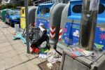 Jäteastioita ja roskia kadunvarrella