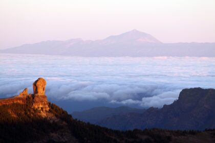 Roque Nublo auringonnousun aikaan. Taustalla Teneriffan Teide.