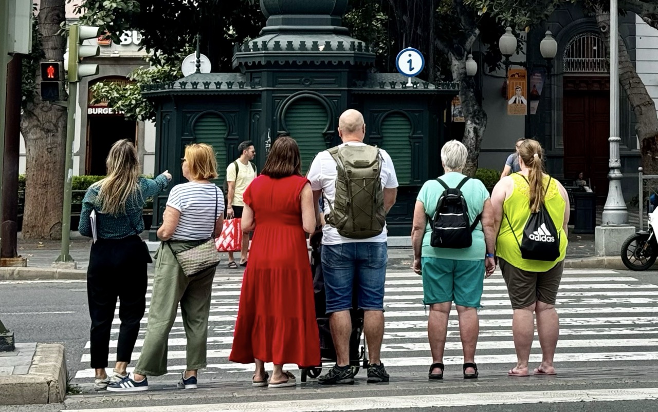 Turisteja rivissä liikennevaloissa