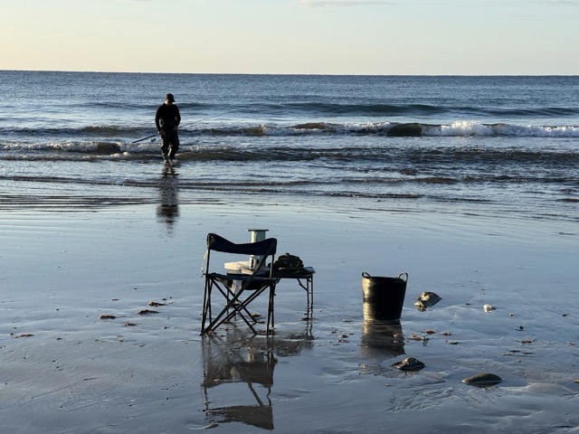 kalastaja rannalla